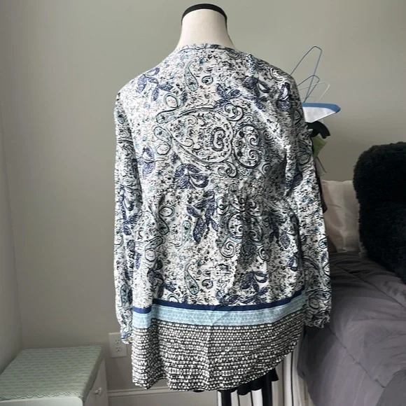DR2 Loose Fit Blue and White Paisley Blouse 💚 - Picture 3 of 12
